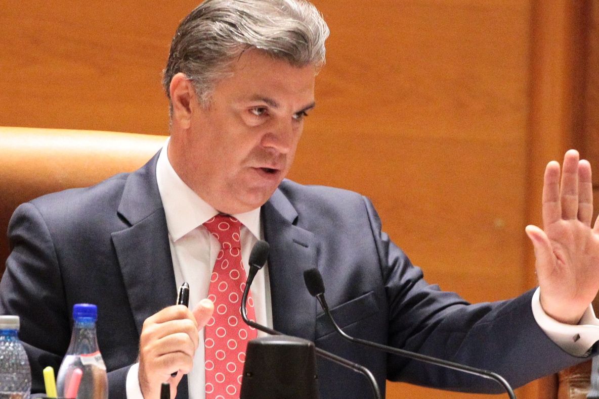 Deputaţii au ţinut un moment de reculegere în memoria victimelor incendiului din Colectiv