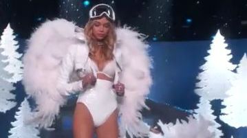 Show incendiar la New York. Cea mai nouă colecţie de modă, prezentată de modele celebre 