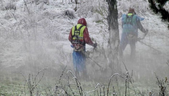 România, mereu surprinzătoare. Angajaţii Primăriei Deva, la tuns iarba pe viscol VIDEO