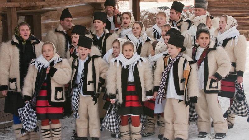 Copilul tău merge la colindat? Ce trebuie să ştie părinţii ca cei mici să fie în siguranţă