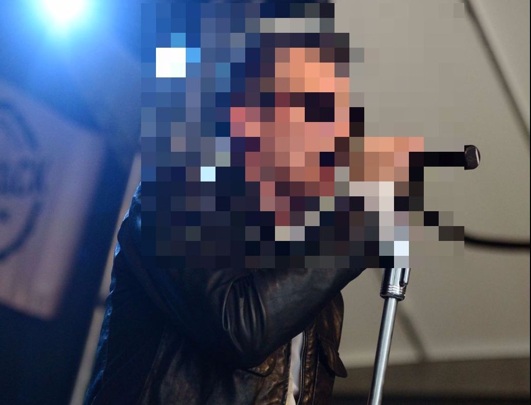 Solistul unei mari trupe, găsit mort în autocar. Fanii, îndurerați de decesul prematur al artistului