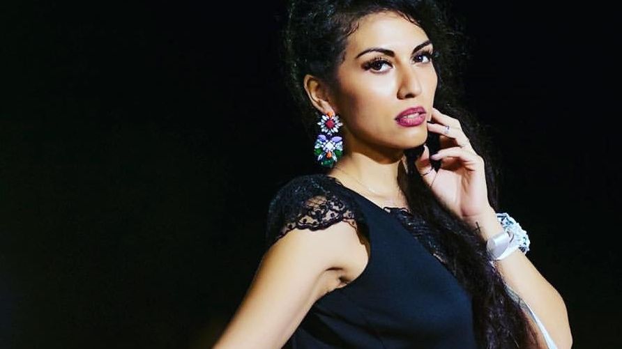 Doinița Oancea își lansează colecția de tricouri într-un mod genial