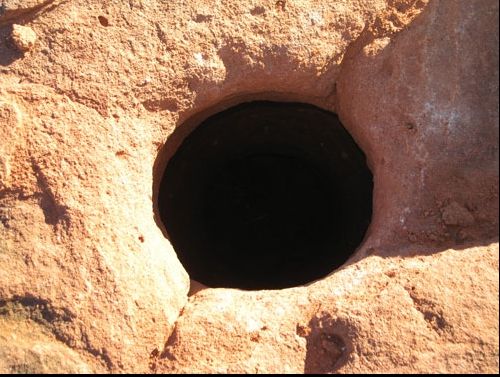 A văzut o gaură în stâncă și a băgat mâna. A rămas stupefiat. Nici nu putea privi ce iese de acolo