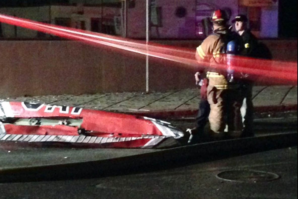 Avion prăbușit peste o clădire de birouri. Pilotul a murit pe loc