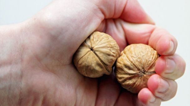 Cum să spargi nuci fără niciun instrument