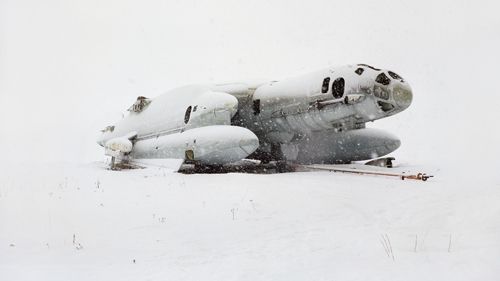 Mergea pe câmp și a dat peste o navă misterioasă. S-a apropiat și a înghețat când a văzut asta