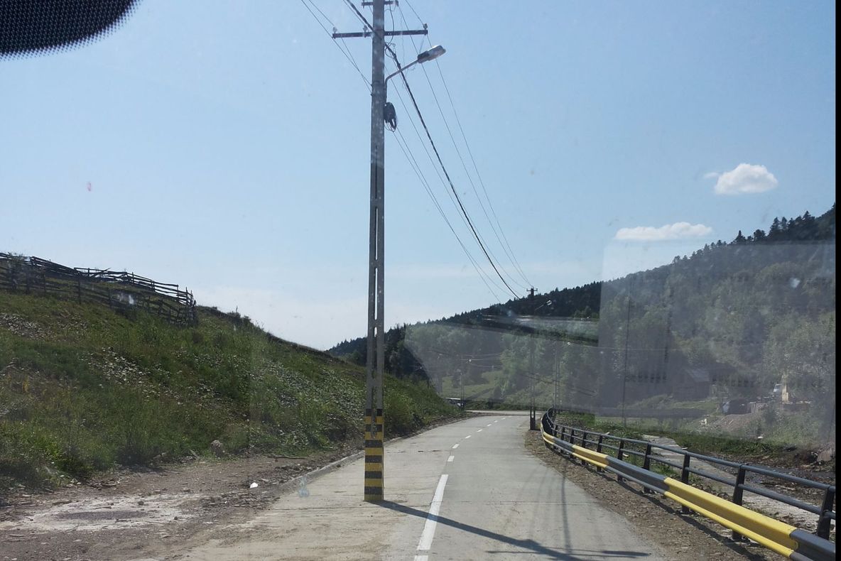 Lucrare marca ”Dorel” într-o localitate suceveană. Un stâlp a rămas în mijlocul șoselei