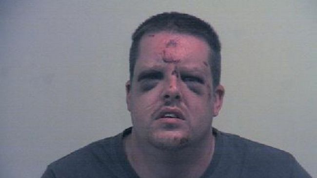 Incredibil! O femeie a scăpat de un violator după ce l-a bătut măr