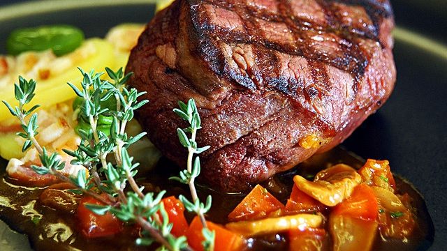 Cum prepari cea mai bună friptură de vită cu ierburi aromatice. Reţetă rapidă