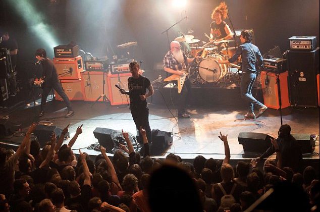 Eagles of Death Metal, primul concert la Bataclan după atentatele teroriste din Paris