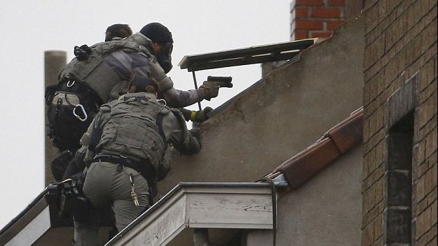 Orgie sexuală într-o secție de poliție din Bruxelles în timpul asediului ANTITERO