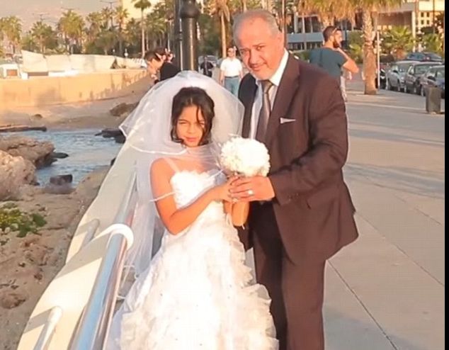 Reacțiile trecătorilor când văd o mireasă de 12 ani căsătorită cu un bărbat de 60 de ani