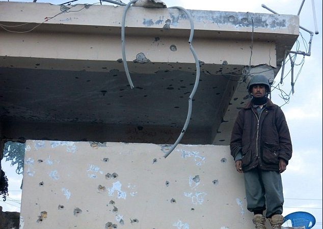 Talibanii au luat cu asalt aeroportul. 37 de persoane au murit. 9 jihadiști, uciși de forțele afgane