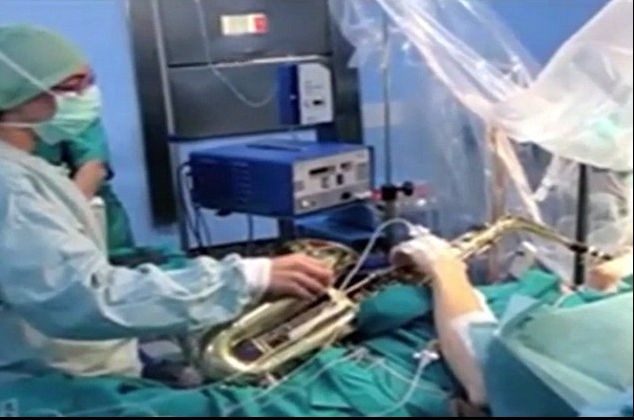 A cântat la saxofon în timp ce era operat pe creier. Imagini uimitoare din timpul intervenției
