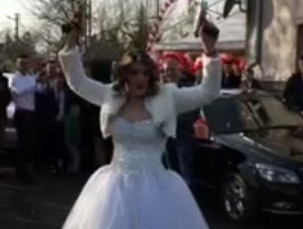 Mireasa cu două pistoale deasupra capului. Ce s-a întâmplat la o nuntă din Serbia