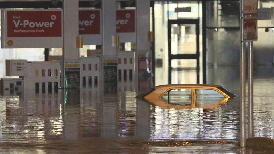 Marea Britanie, lovită de inundaţii. Familiile din 4.000 de locuinţe au fost evacuate 