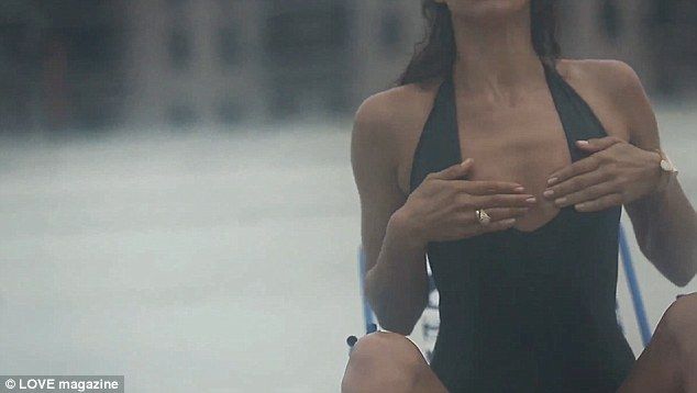 E super sexy în costum de baie! Ce vedetă a pozat într-un calendar al dragostei