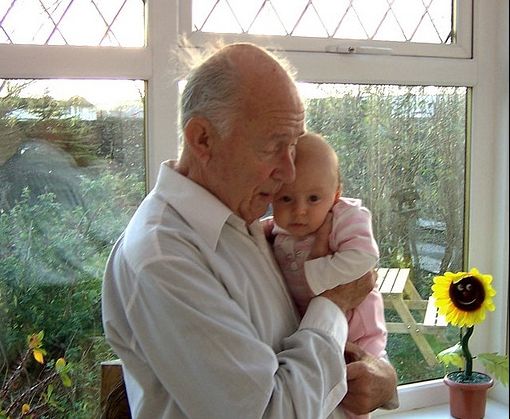 Ce se întâmplă cu bebelușii care se nasc din tați bătrâni