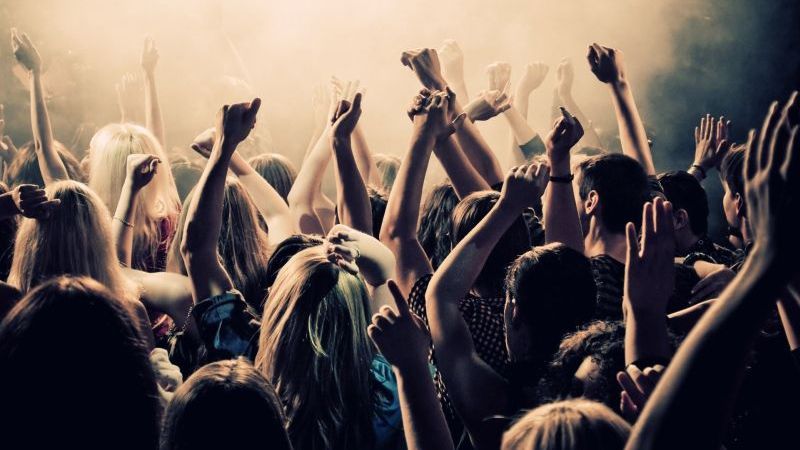 Le-a cunoscut în club și le-a chemat la el acasă. A doua zi dimineață, milionarul a avut un șoc