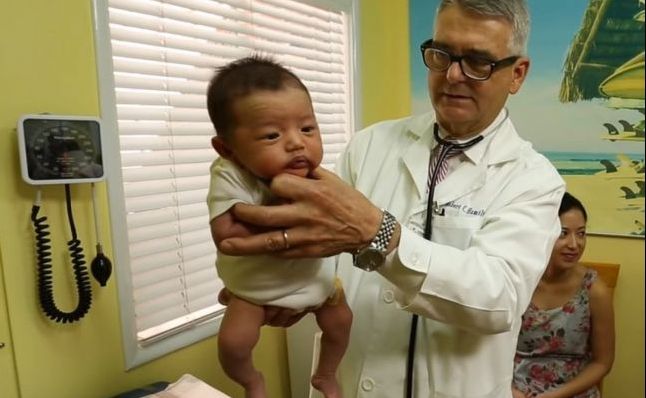 Îi strânge mâinile la piept și îl înclină în față.La ce folosește tehnica?Rezultatele sunt uimitoare