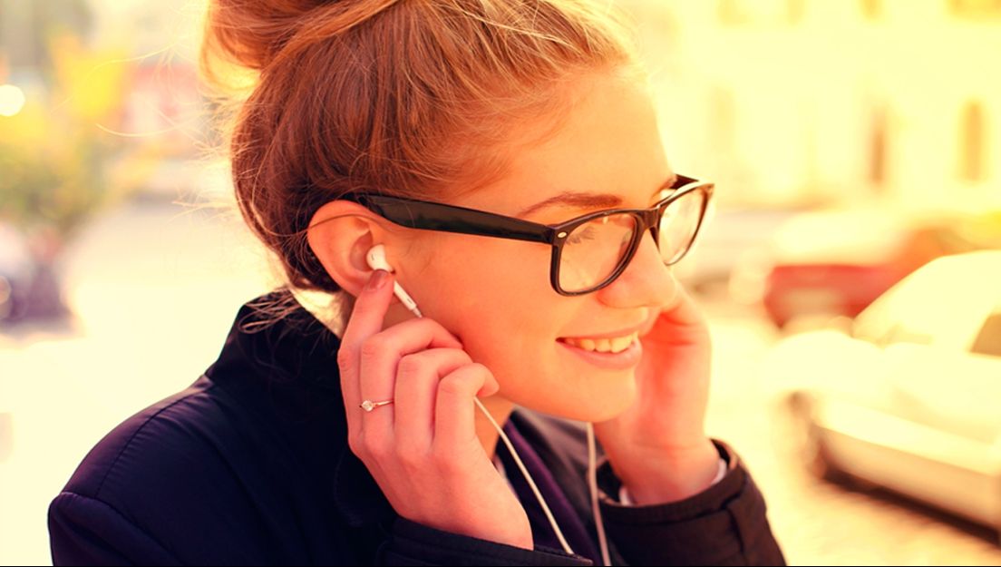 Folosești căști mici pentru telefon? Le vei arunca la gunoi după ce vei citi asta