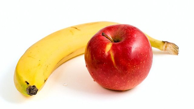 Cornul, înlocuit cu un măr sau o banană în şcolile româneşti. Laptele, cu iaurt sau brânză