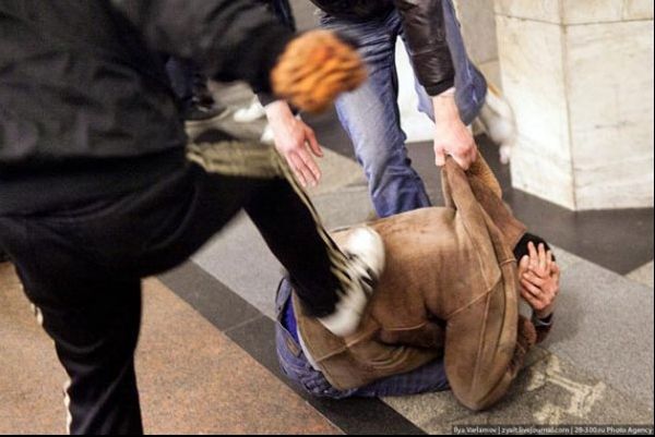 A leșinat după ce a fost bătut în bar. A înmărmurit când a văzut unde se afla când și-a revenit 