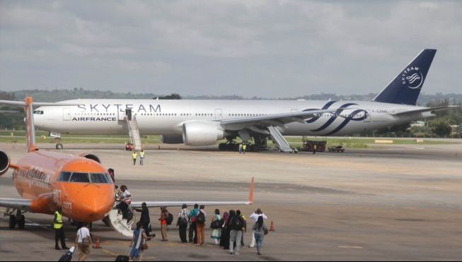 Doi suspecți în cazul avionului amenințat cu bombă, reținuți în Franța. Erau pasageri ai aeronavei