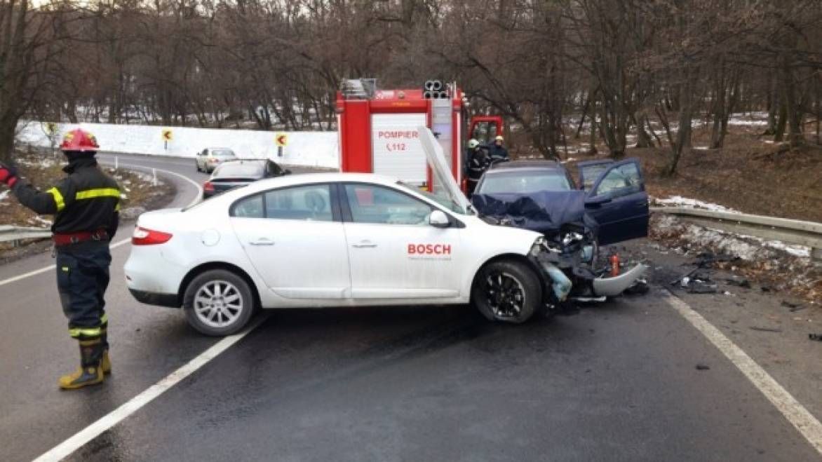 Accident teribil la Iaşi: două maşini s-au ciocnit într-o curbă, una a luat foc - FOTO
