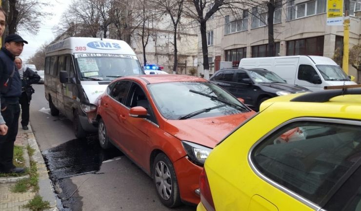 Accident rutier în lanț în Constanţa. Un microbuz cu călători a rămas fără frâne. FOTO
