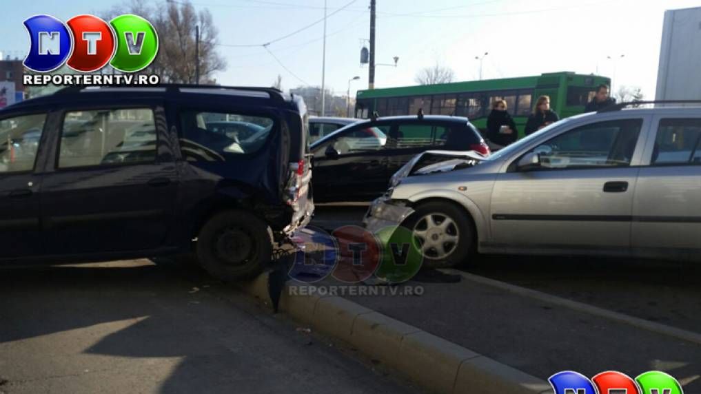 Accident în lanţ cu cinci maşini, la Mamaia. O persoană, rănită