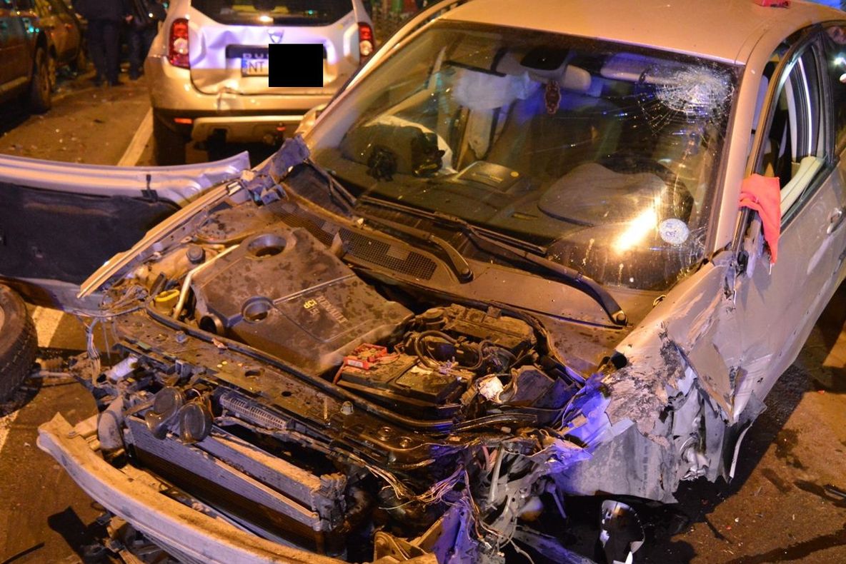 Accident grav în Neamţ. Şapte maşini au fost implicate în carambol 