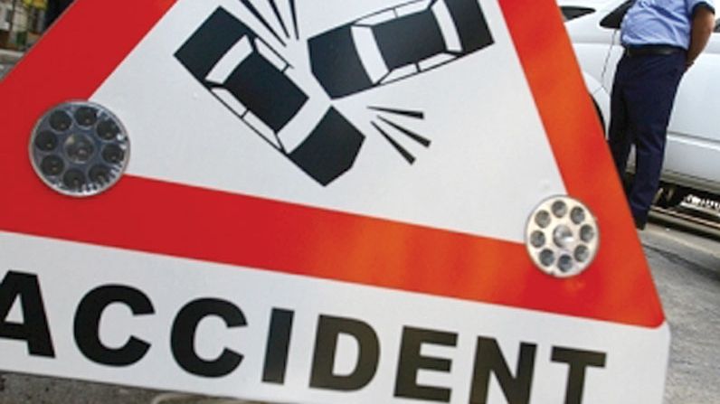 Accident grav. Două maşini, făcute praf de un autocar