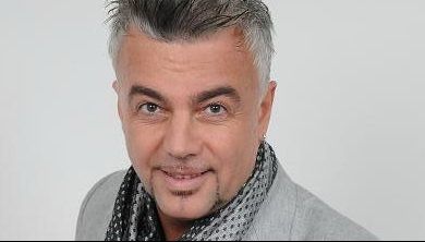Schimbare radicală pentru Adrian Enache: şi-a lăsat plete şi s-a rujat
