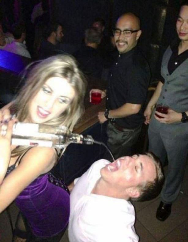 Imagini cu femei şi băutură. Râzi de nu te mai opreşti