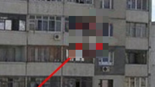 Trecătorii au înlemnit. Ce au văzut la etajul 9 al unui bloc căţărat pe aparatul de aer condiţionat