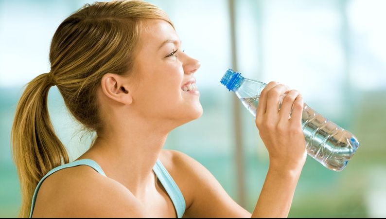 De ce este sănătos să bei apă rece pe stomacul gol