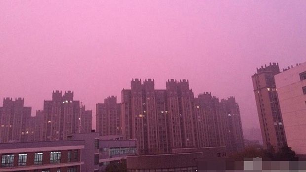 Poluarea a colorat apusul în mov, în China. Părinţii, disperaţi, cumpără aer îmbuteliat pentru copii