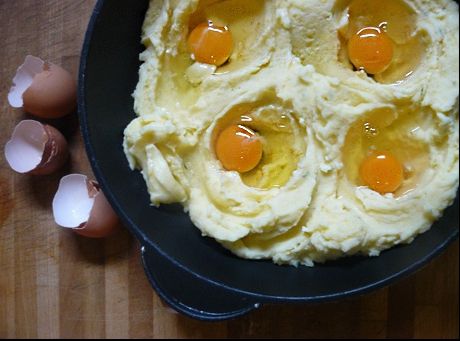 A pus piure într-o cratiță, a făcut găuri și a spart câteva ouă. Rezultatul? Uimitor de delicios