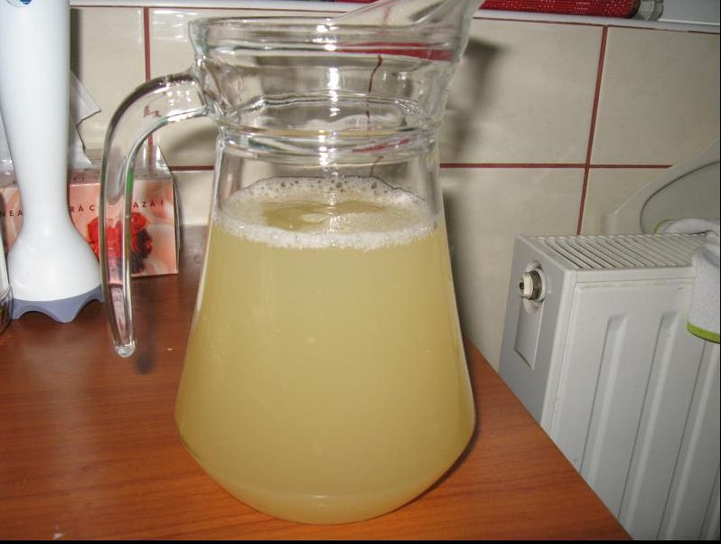 A confundat sticla de borș cu cea de benzină. Ce a urmat ar putea-o lăsa cu sechele toată viața