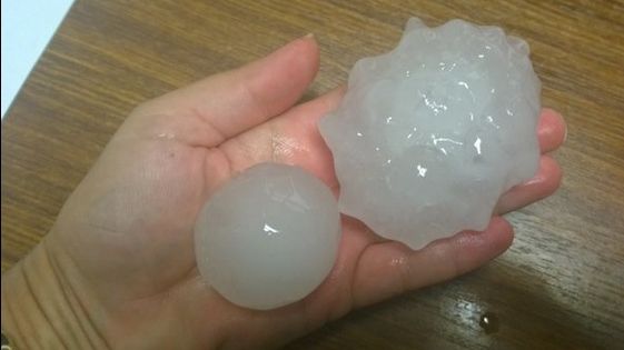 Imagini apocaliptice:grindină de dimensiunea unui ou de găină, acoperişuri smulse şi străzi inundate