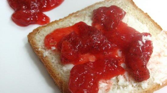 Ce se întâmplă în corpul tău când mănânci pâine albă și gem. E devastator!