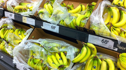 Îi dădea o banană copilului său, când a văzut ceva ciudat pe fructe. Era să leșine când a aflat ce e