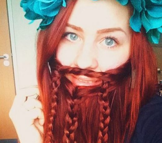 O nouă modă face furori pe Facebook. De ce își fac femeile poze cu ”barbă”