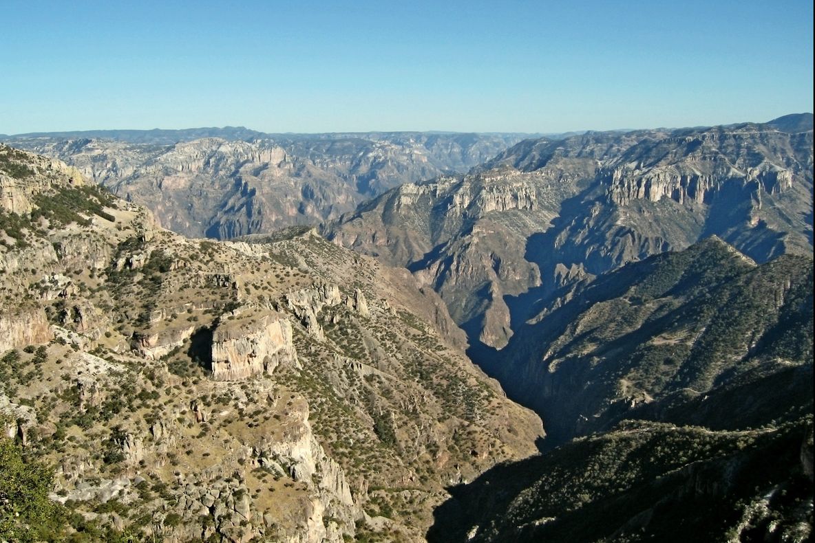 Descoperire macabră. 17 cadavre putrezite, găsite într-un canion. Unele erau parțial incinerate