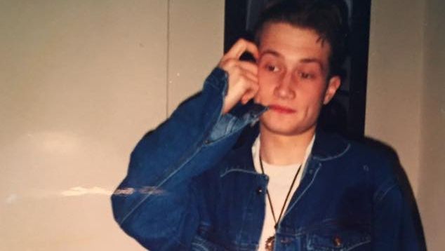 Îl recunoşti? Aici are numai 17 ani. E o importantă vedetă de la noi, are un show de mare audienţă