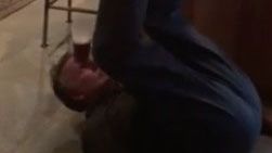 Cei care l-au văzut au rămas fără cuvinte. Cum bea un bătrân bere de pe propria frunte, fără mâini