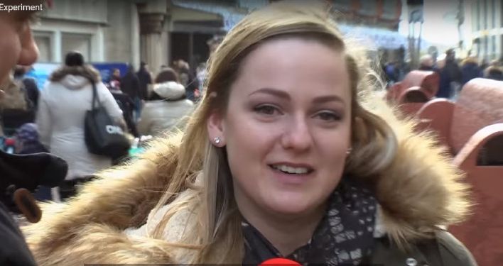 Le recită din Biblie, apoi le spune că e Coranul. Reacția trecătorilor e uluitoare