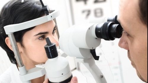 Simptomele unei boli grave apar la ochi. Ce se întâmplă când vezi "în ceaţă"