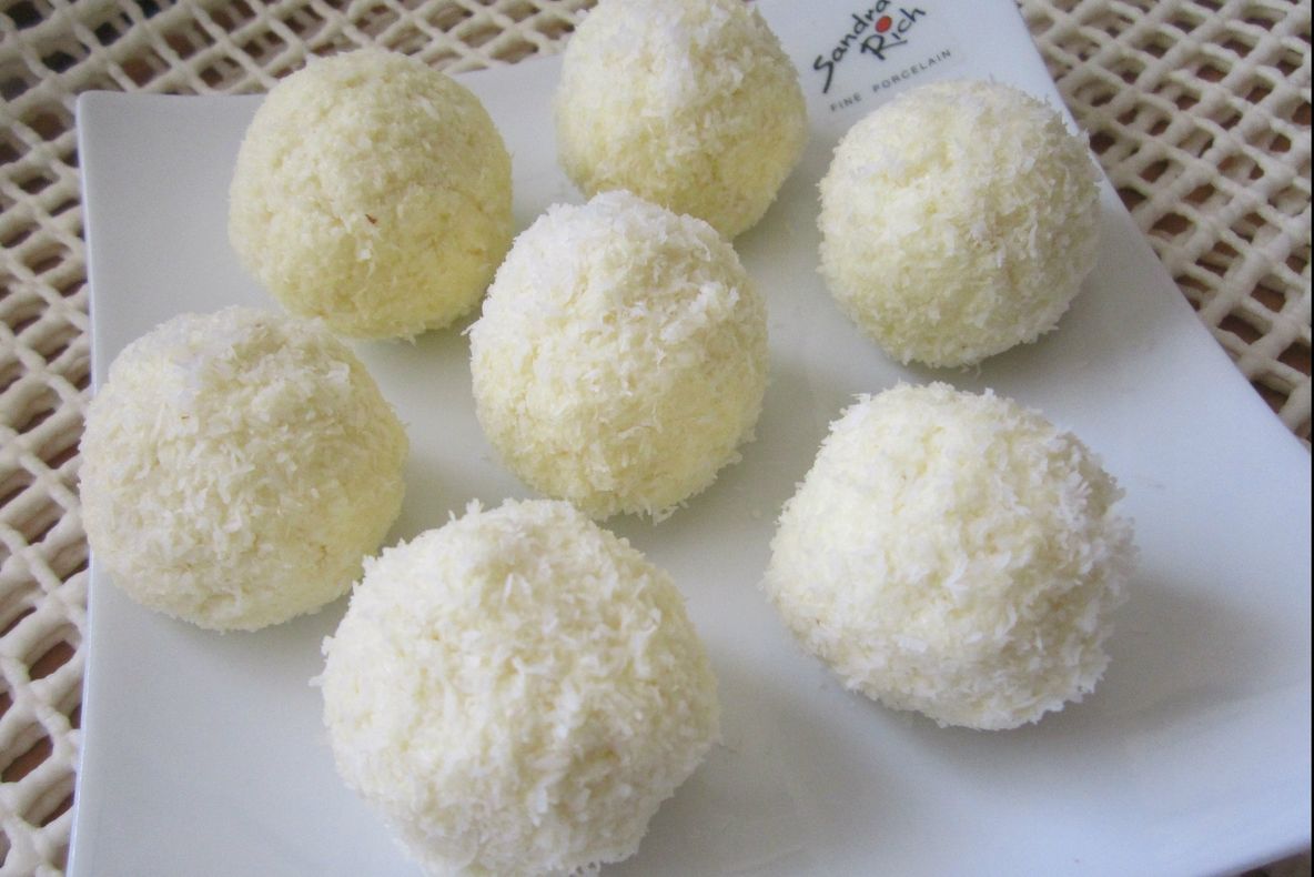 Așa faci cele mai bune bomboane Raffaelo de post.Se vor topi în gură dacă folosești acest ingredient